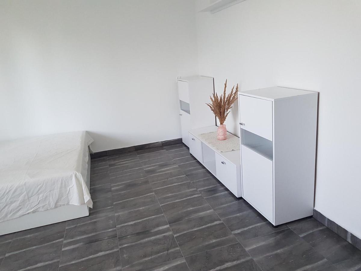 F.H.U Bed And Brekfast Apartman Glinik Kültér fotó